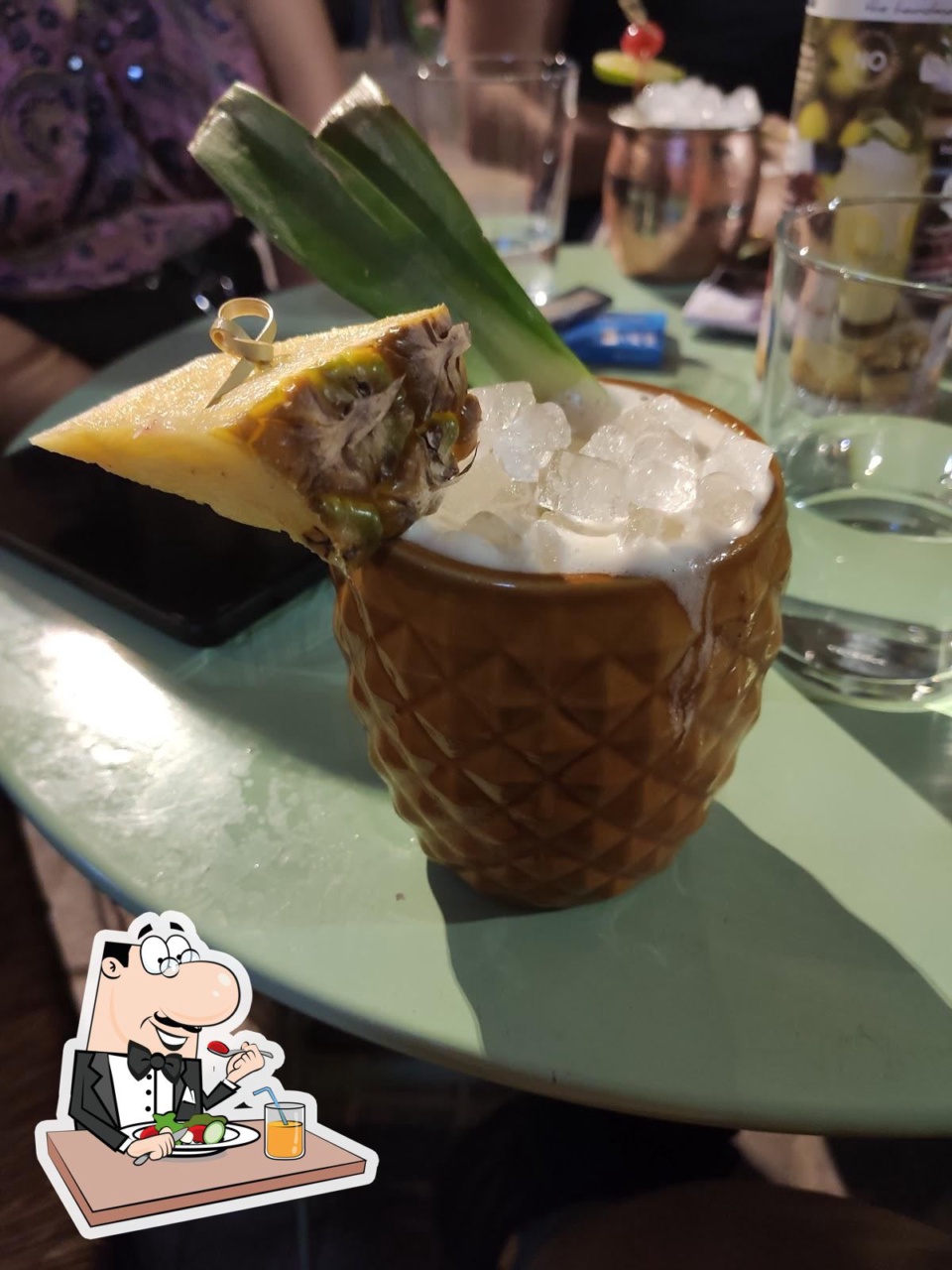 Cocktail σε ποτήρι σε σχήμα ανανά